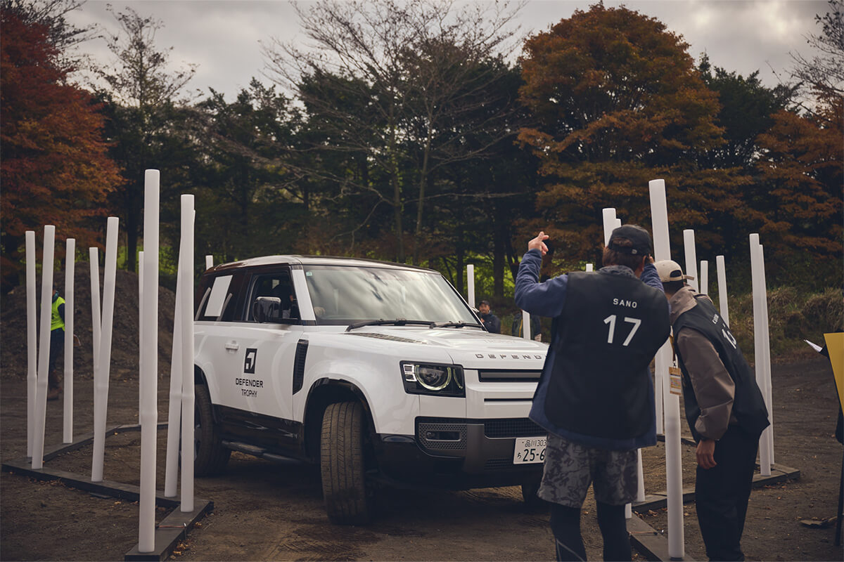 ポールに触れることなく、車両を180度転回させる競技の画像
