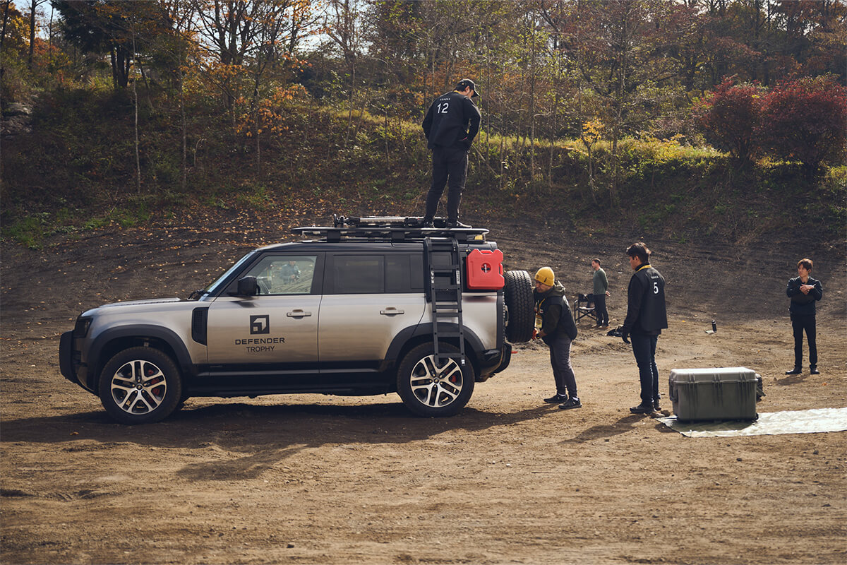 スペアタイヤの脱着をしている画像