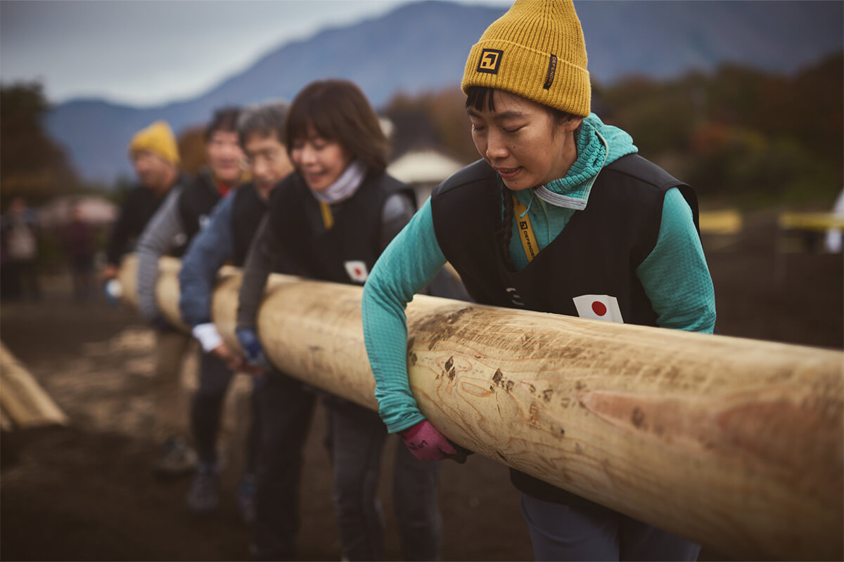 ロープワークとチームワークを使って橋を創り上げる様子の画像