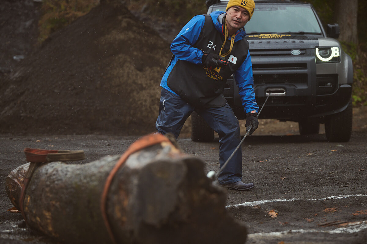ウィンチ&ロープで障害物を撤去している画像