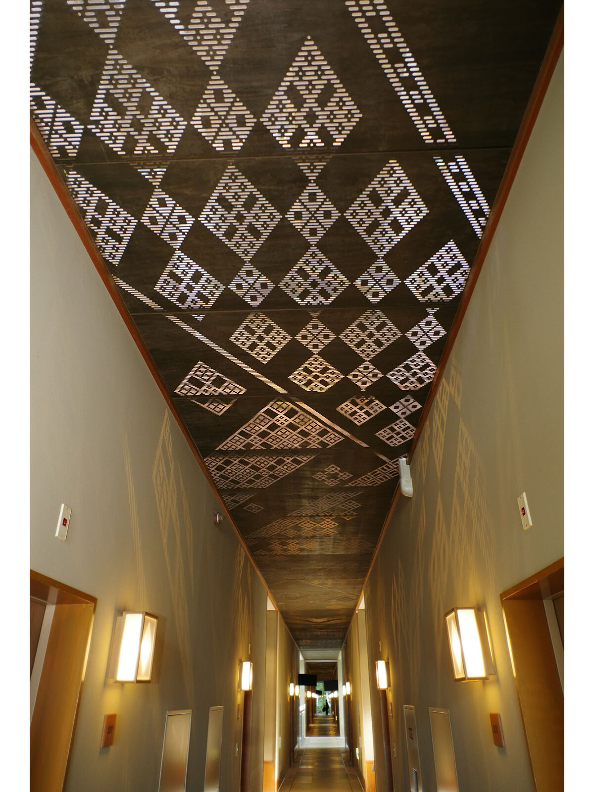 「津軽こぎん刺し」模様が配された天井の画像