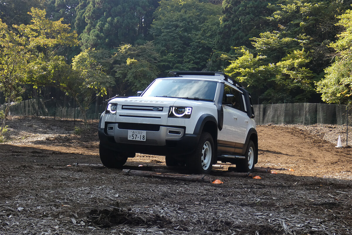 施設内の林道に丸田が埋め込まれたオフロードの画像