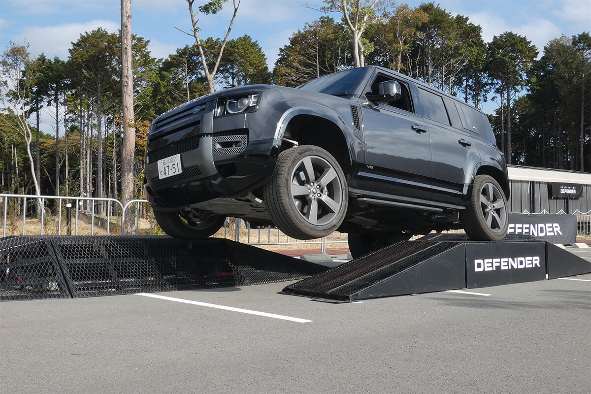 「モーグル」の互い違いになったこぶをクリアしていく