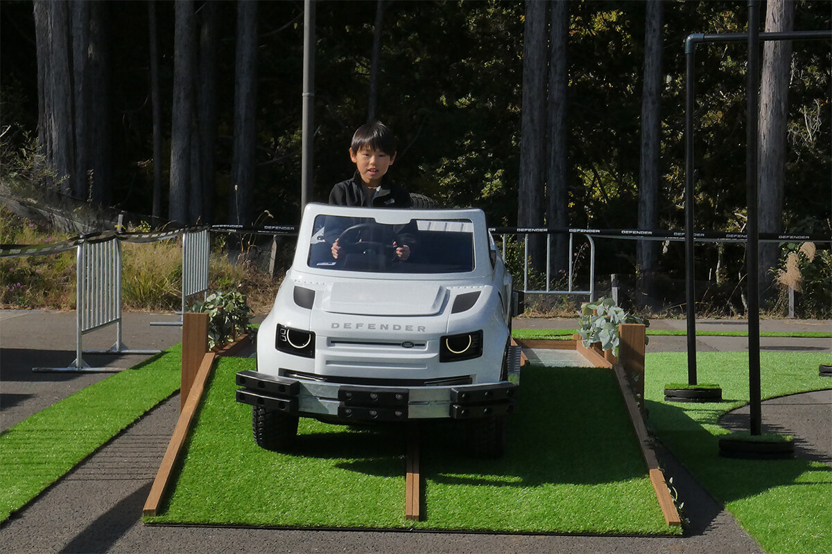 『ディフェンダー』を忠実に再現した電動ミニカーの画像