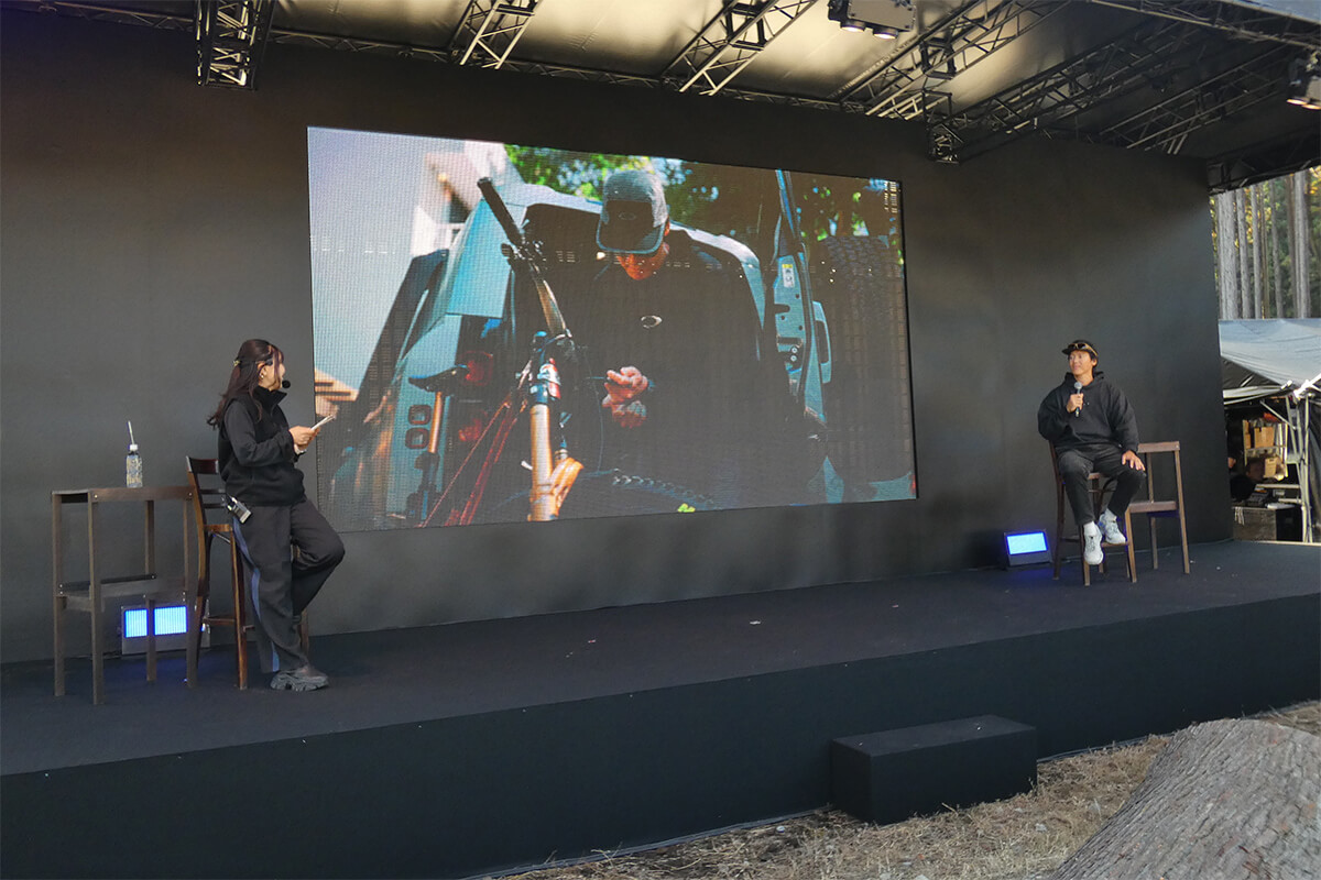 マウンテンバイクライダー・永田隼也選手（右）によるトークショーの画像