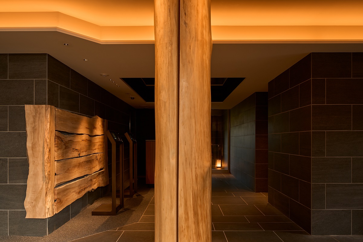 「フロント」の中央にある印象的な柱の画像