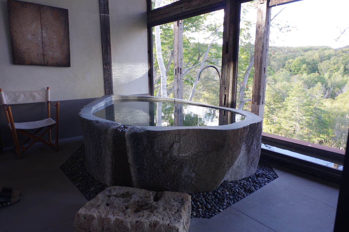 1階にある石をくり抜いた、源泉掛け流しの露天風呂の画像