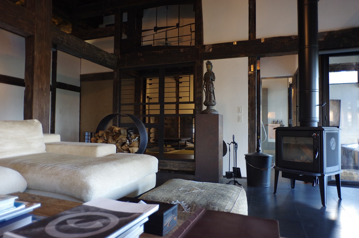 リビングに薪ストーブがある画像