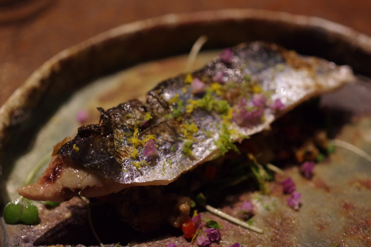 コースより、「炭火の物語」(秋刀魚の炭火焼 キャビアドオーベルジーヌ、燻製パプリカと柑橘のゼスト)の画像