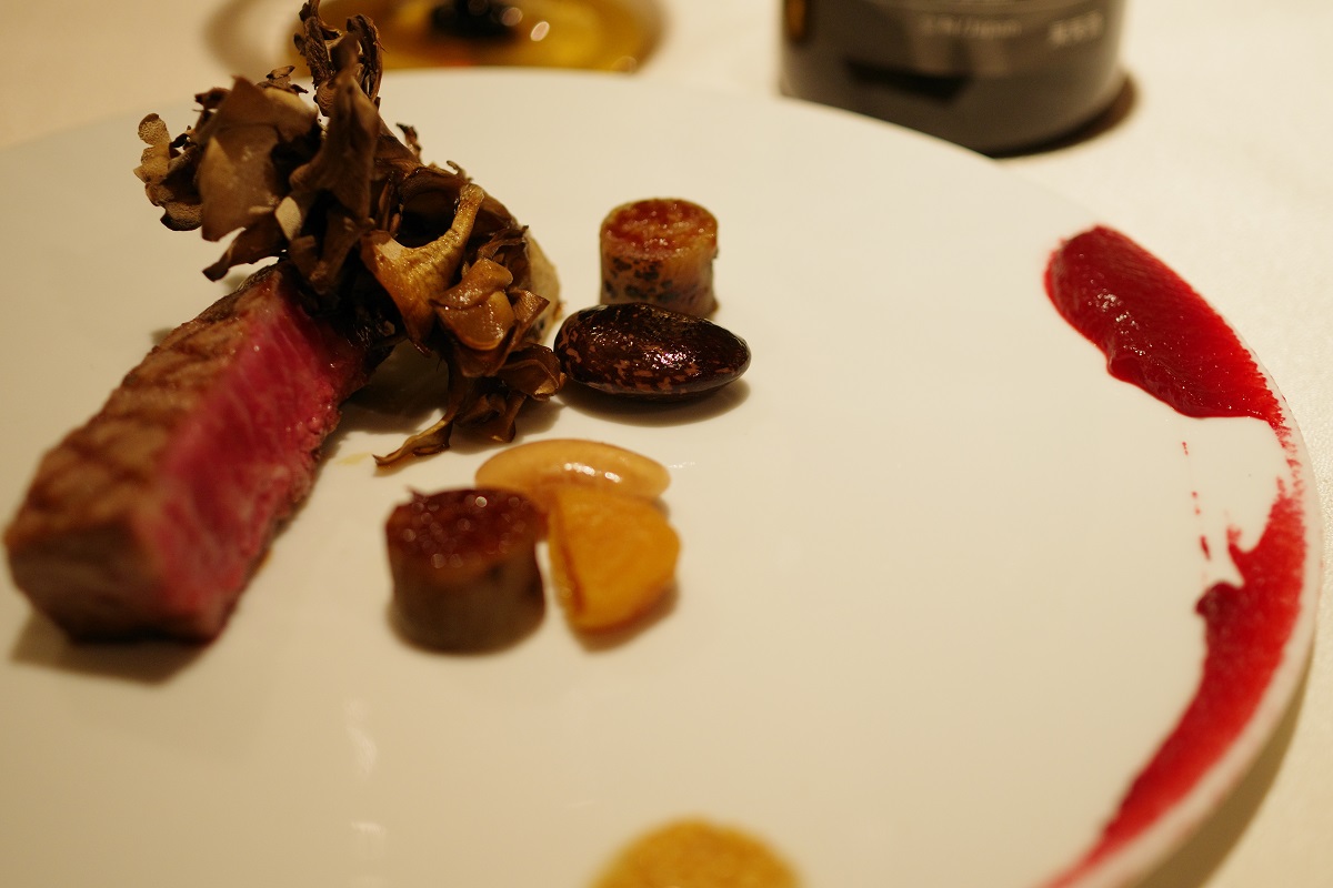 コースより、肉のメイン「信州牛ロースのグリエ」の画像