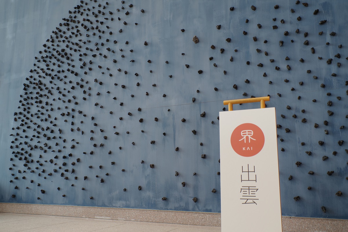 青色の壁面オブジェの画像