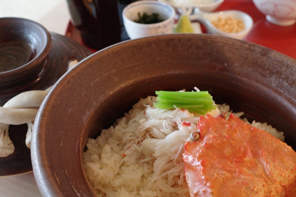 「松葉蟹と三つ葉の土鍋ご飯」