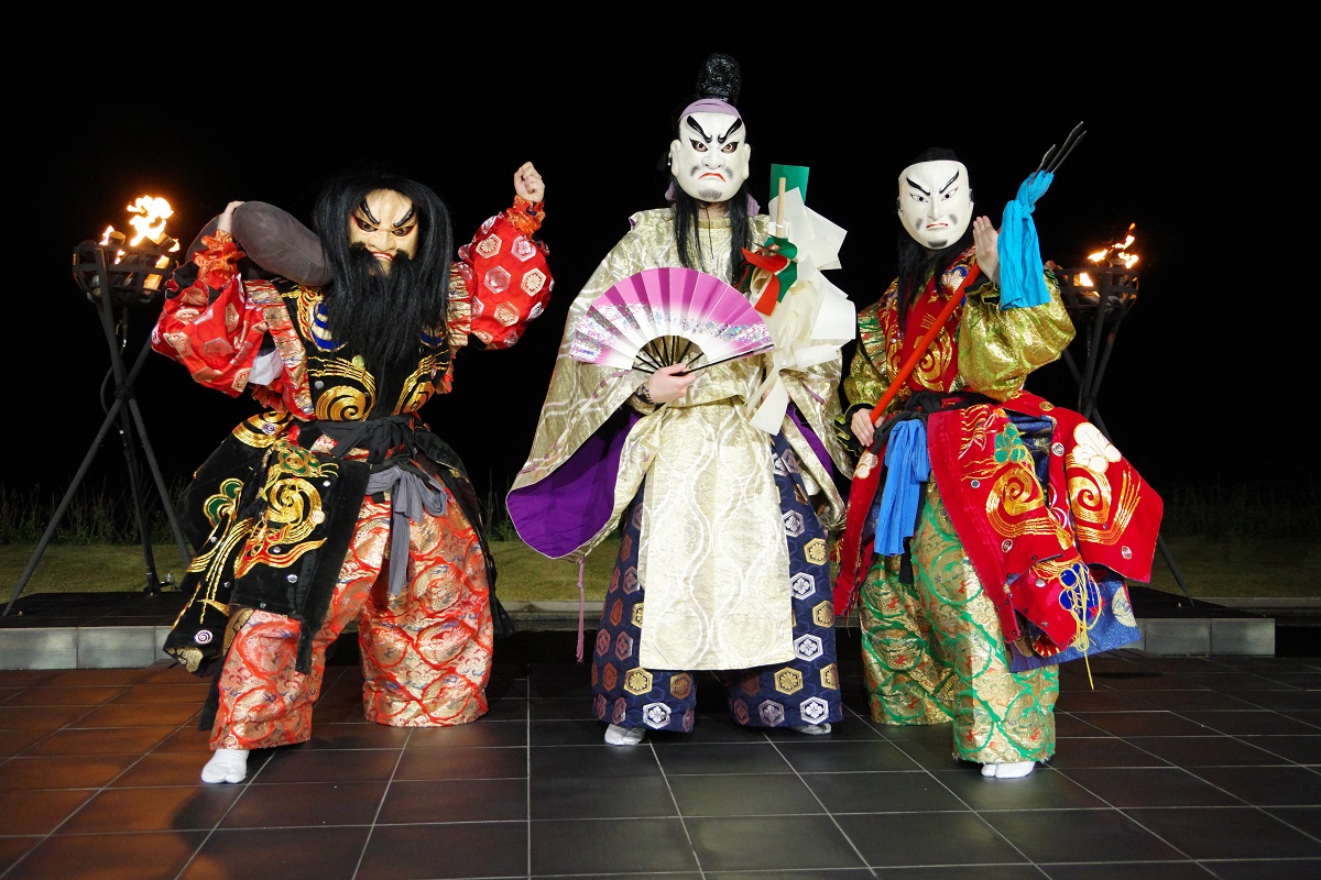 「石見神楽」を演じる「界 出雲」のスタッフたちの画像