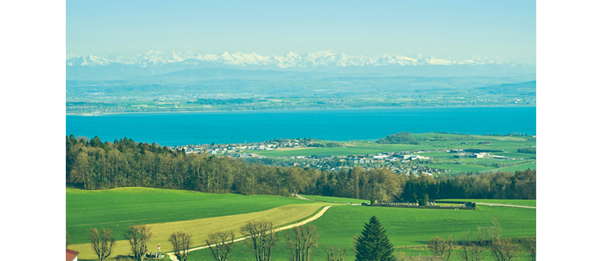 ウォッチランドが佇む、国際都市ジュネーブからほんの少し離れた、のどかなスイスの田園風景の画像