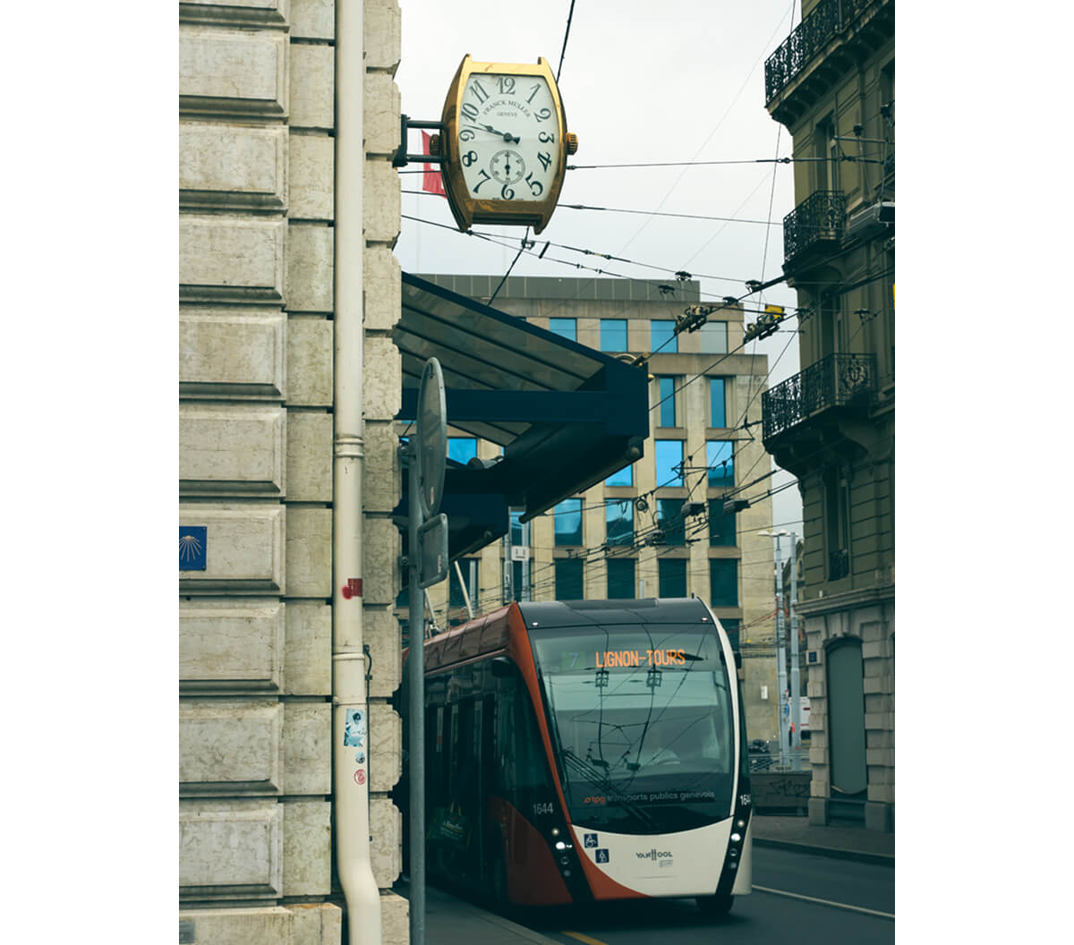 街角に設置されるトノウ型の時計の画像