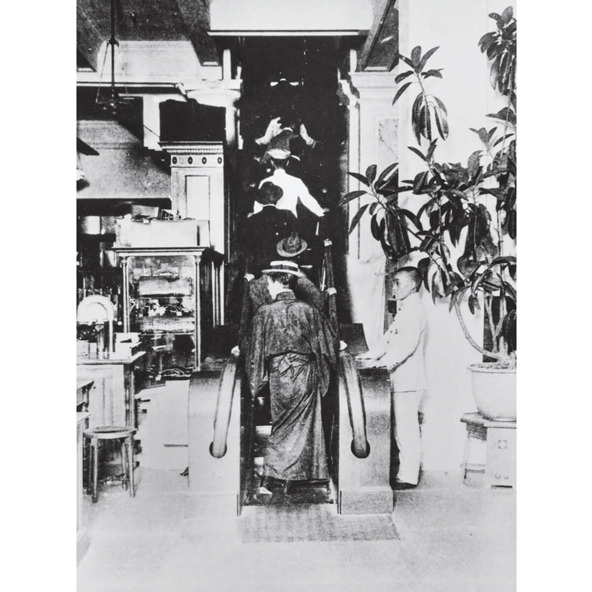 日本橋三越本店新館内に、1914年に設置されたエスカレーターの画像