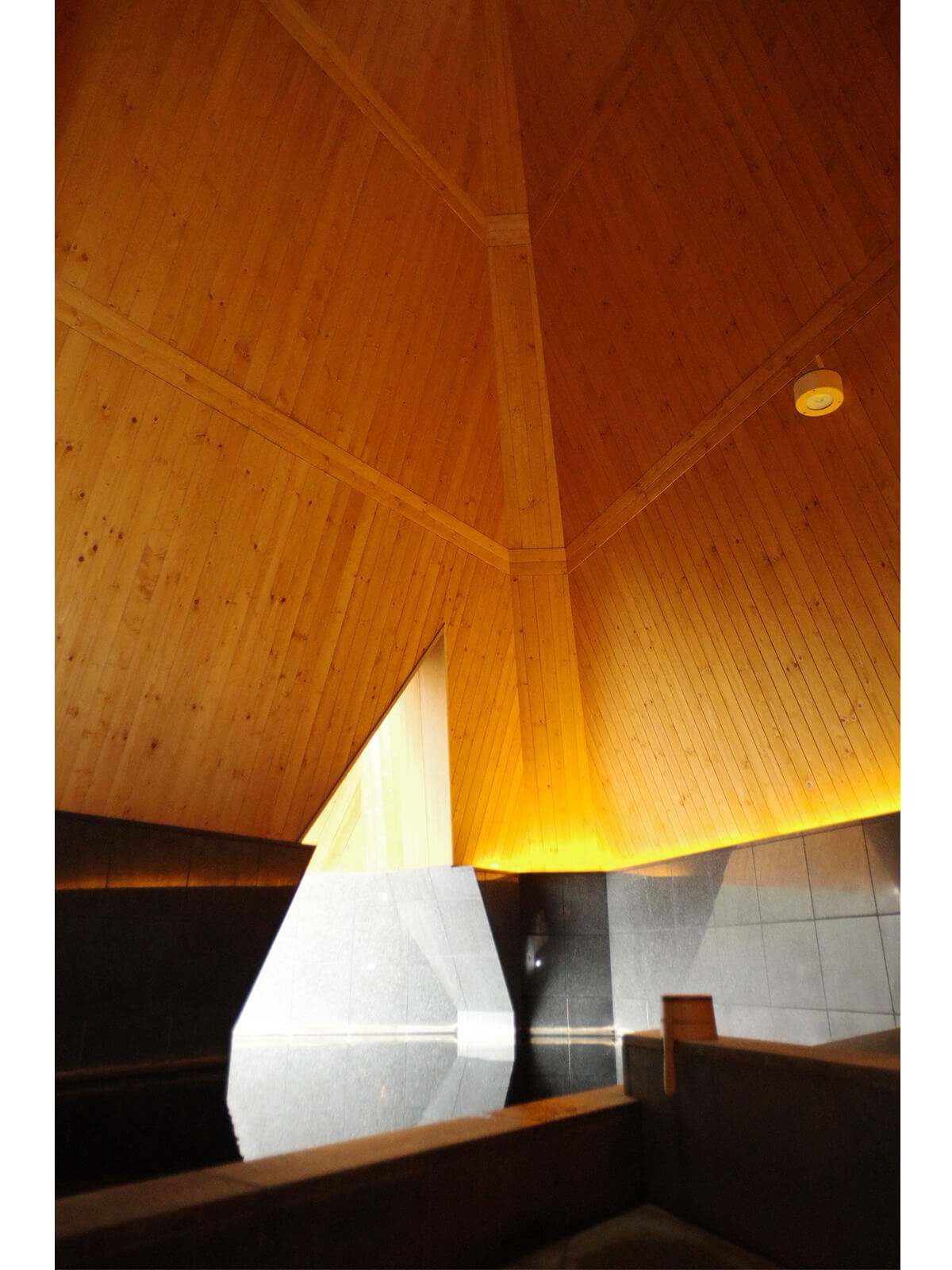 「△湯」の源泉かけ流しの内湯の画像