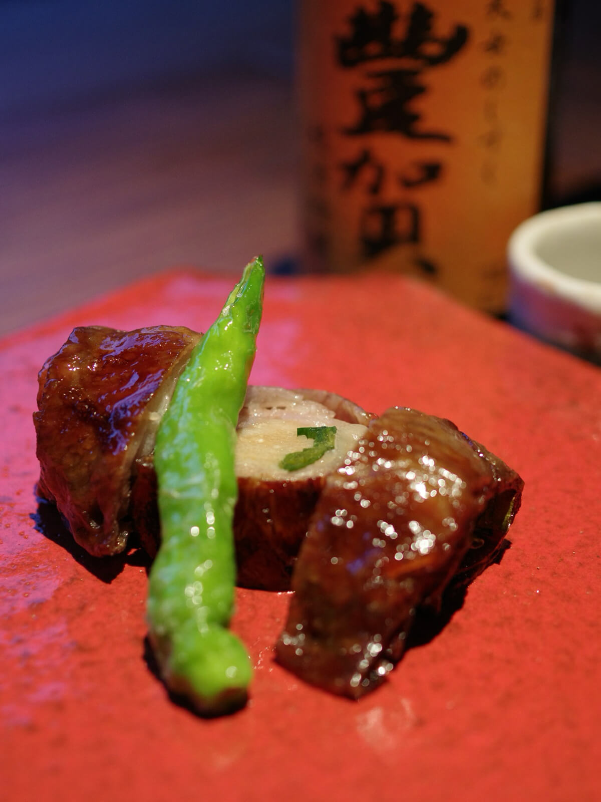 ディナーコースより強肴「信州プレミアム牛 榎木巻き」の画像