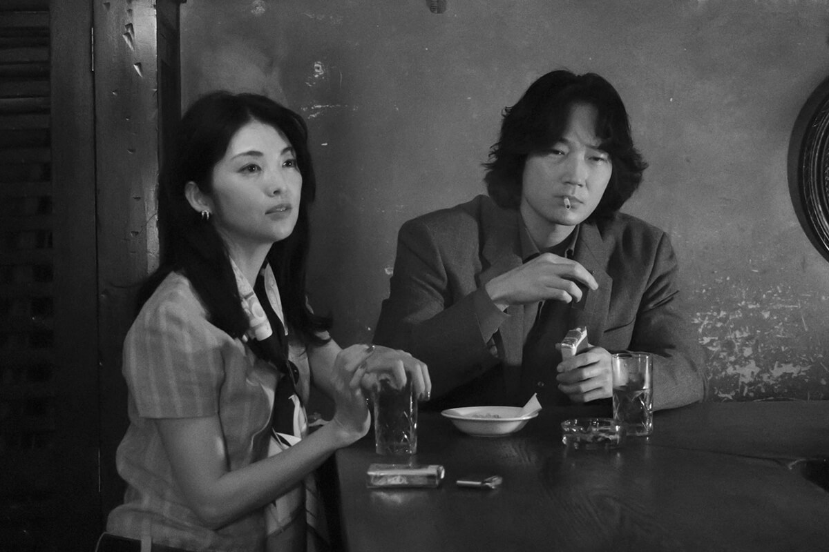 映画『星と月は天の穴』の田中麗奈さんと綾野剛さんの画像