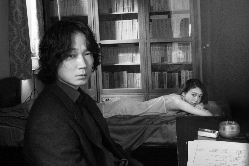 映画『星と月は天の穴』の綾野剛さんと咲耶さんの画像