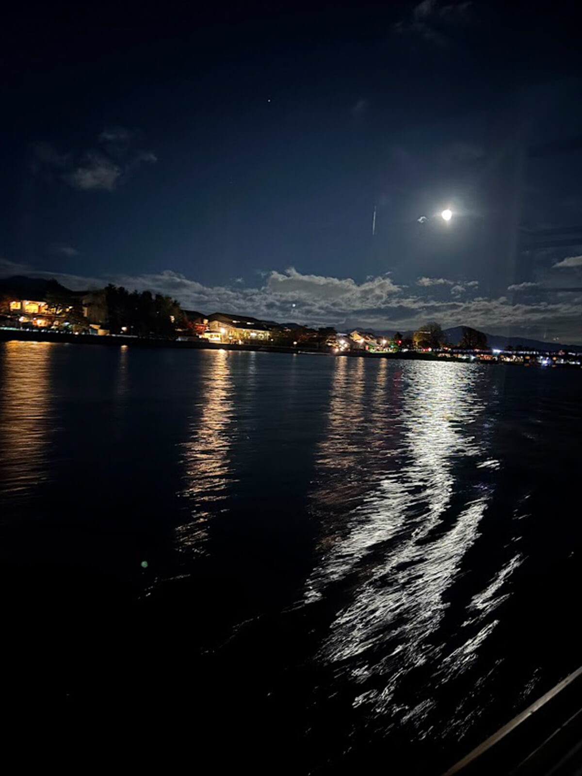 満月が大堰川の水面を照らしている画像