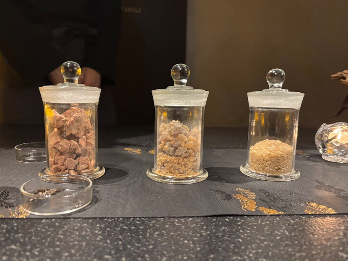 希少な香原料が並んでいる画像