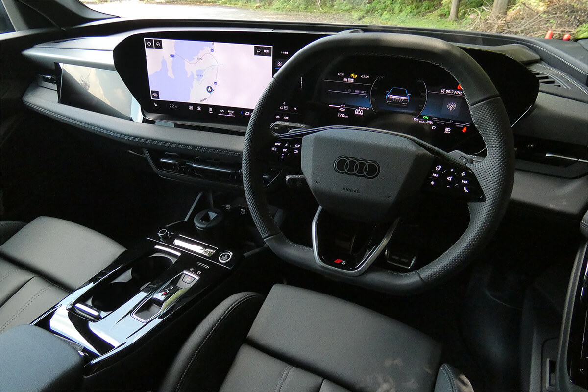 「AUDI Q6 e-tron」のステアリングホイールの画像