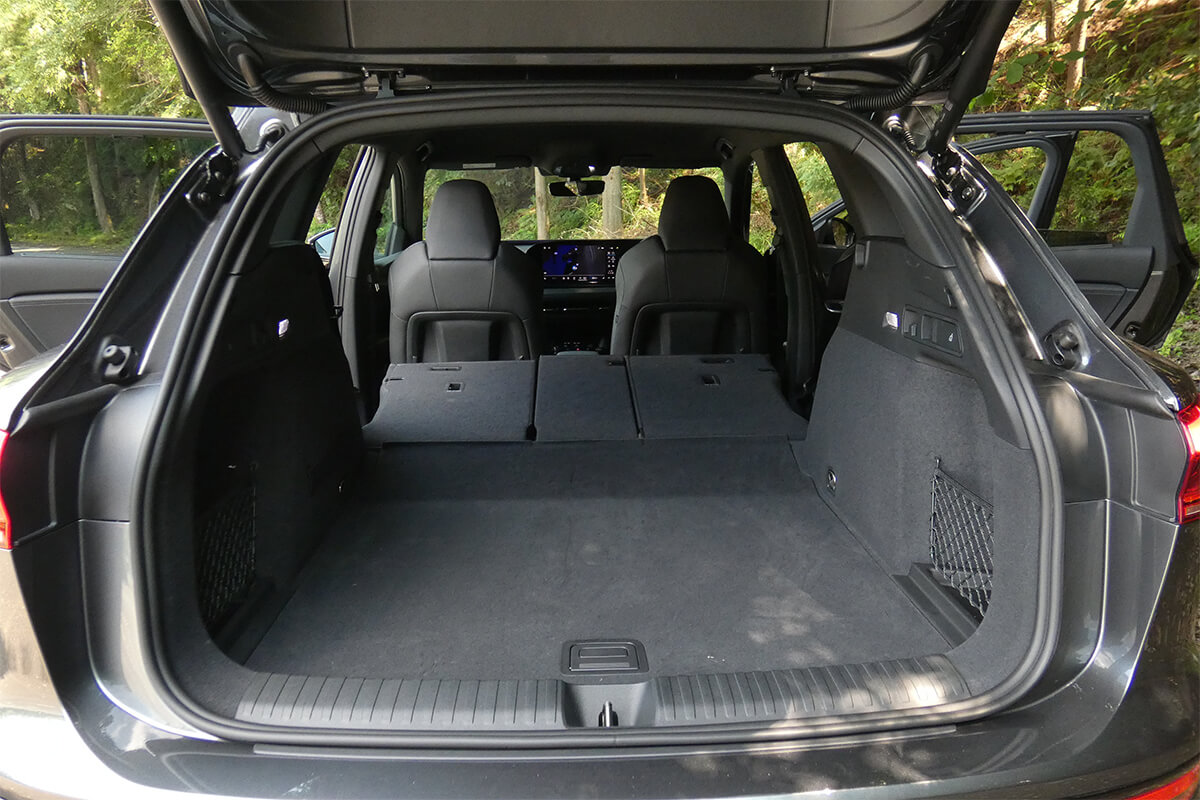 リアシートの背もたれを前方に倒した荷室の画像