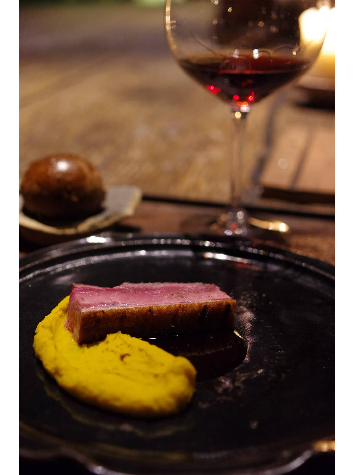 コースより、「クンネレラ」(滝川産合鴨のロースト 赤ワインソース、栗山産「栗天下」のピュレ)の画像