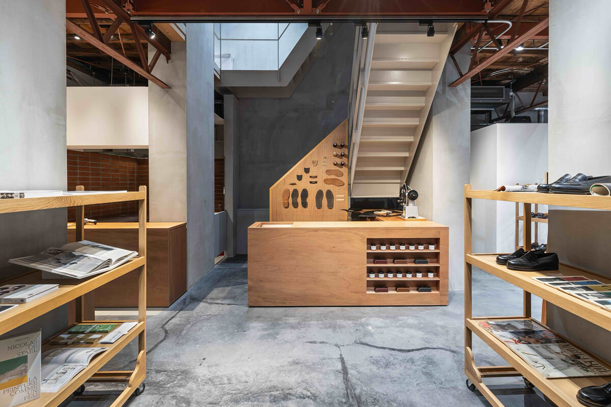 ファクトリーや倉庫を思わせるインダストリアルな雰囲気の店内の画像