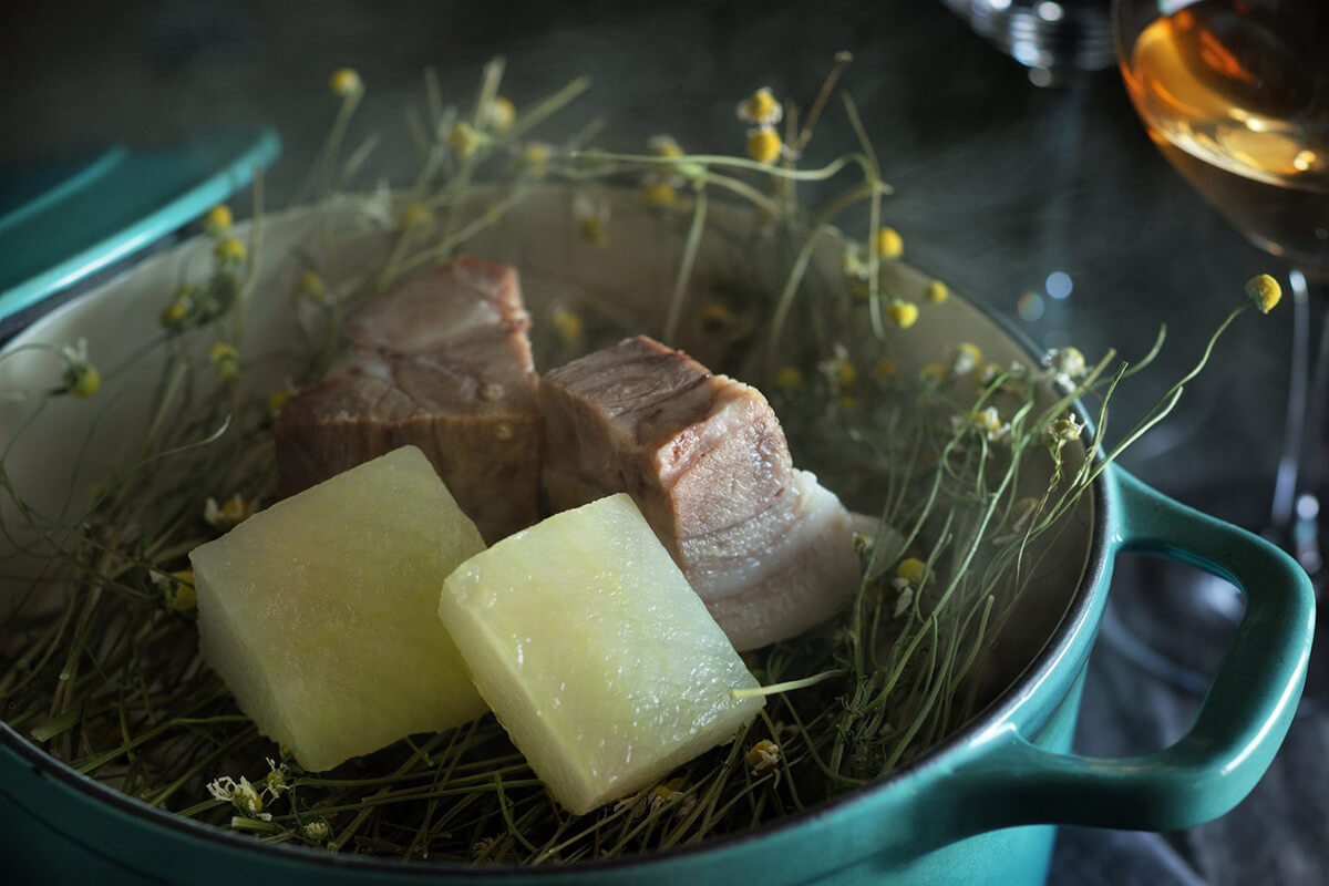 「シブイと豚肉のカモミール蒸し」