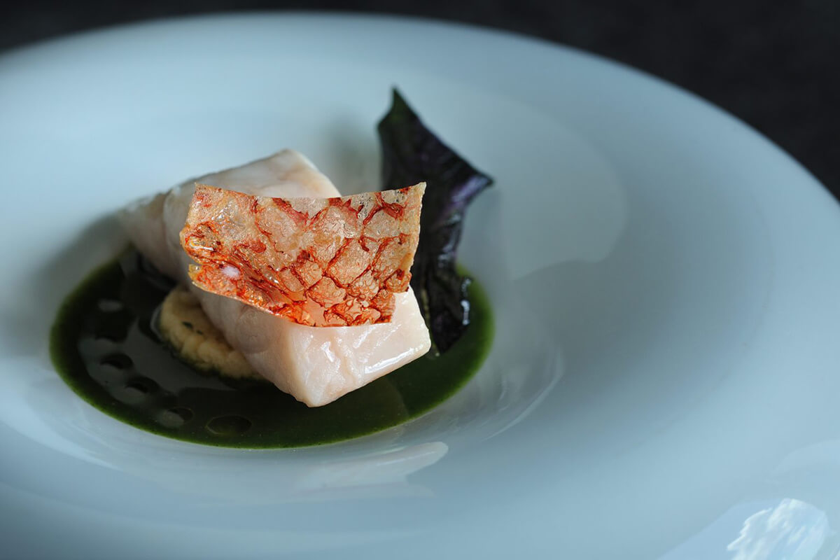 「アカマチの月桃蒸し サクナとフーチバーのズッパ」の画像