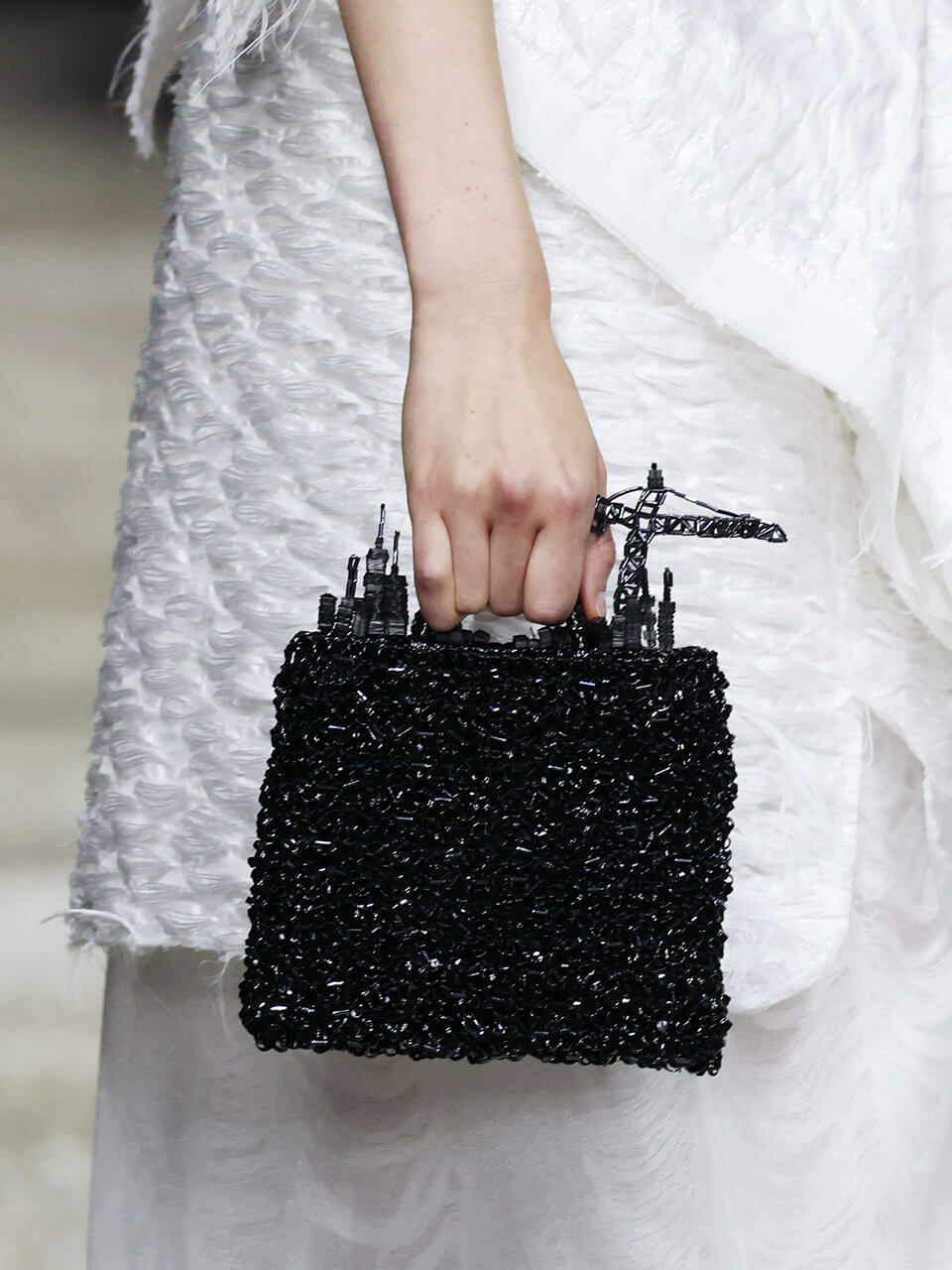 儚さと脆さは一転して、朽ちざる意思で抵抗する力強さを印象づけるーーアンテプリマの希望に満ちたスタイル