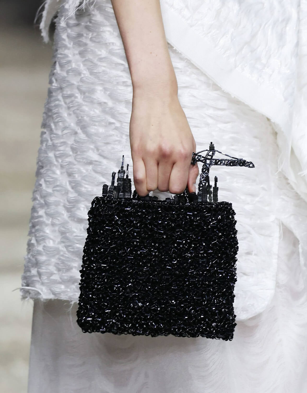 儚さと脆さは一転して、朽ちざる意思で抵抗する力強さを印象づけるーーアンテプリマの希望に満ちたスタイル