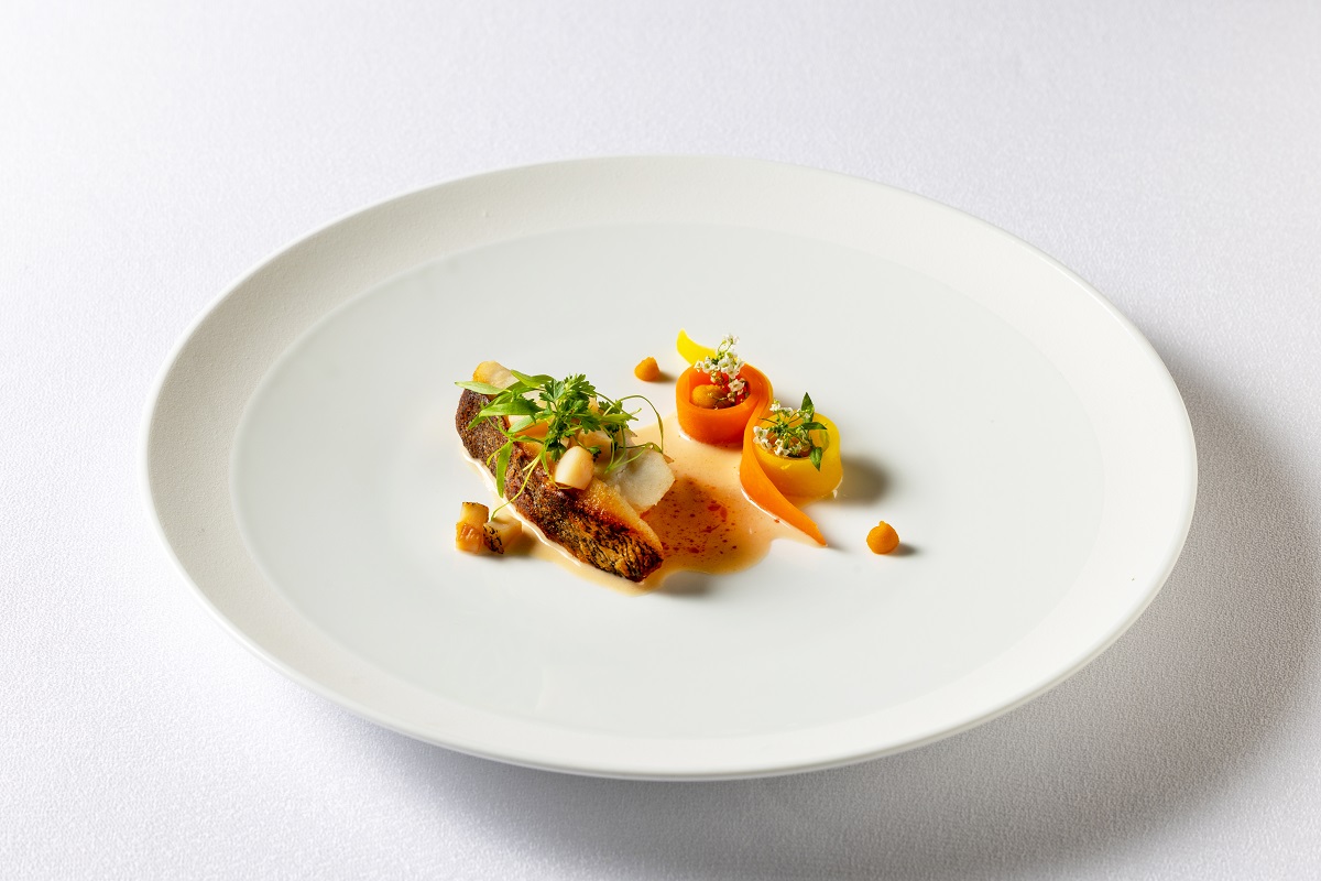 「天然まはたのポワレと旬のつぶ貝 ヴァン・ジョーヌ香る甲殻類のソースとオレンジ風味のキャロット」の画像