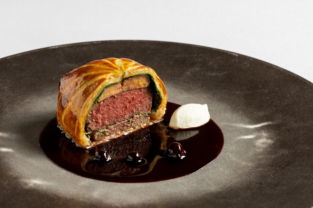 「蝦夷鹿とフォワグラのパイ包み焼き スパイス香るカシスのソース」の画像