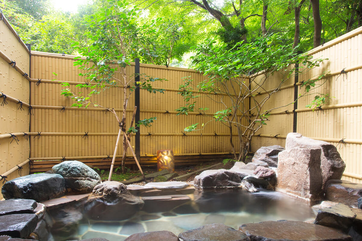 岩造りの貸切風呂の画像