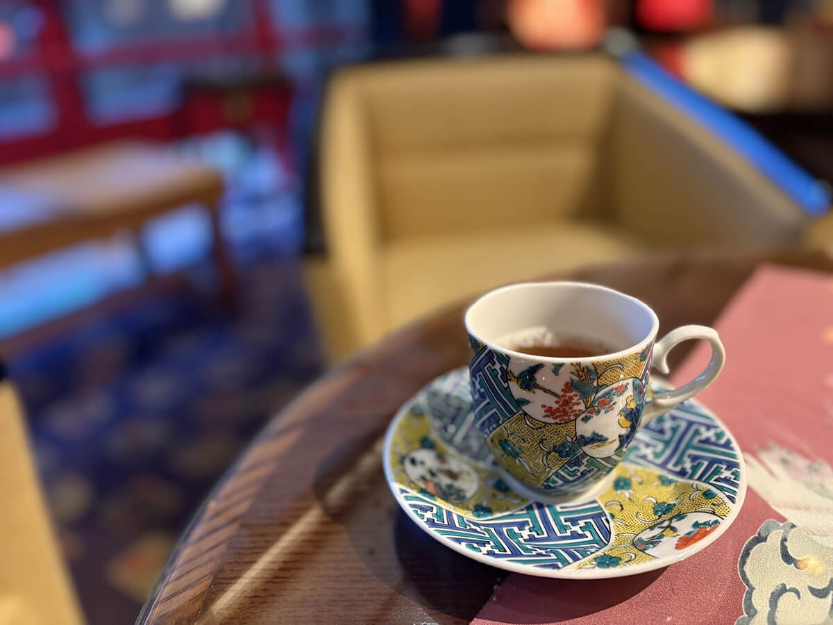 九谷焼カップでいただく挽きたてコーヒーの画像