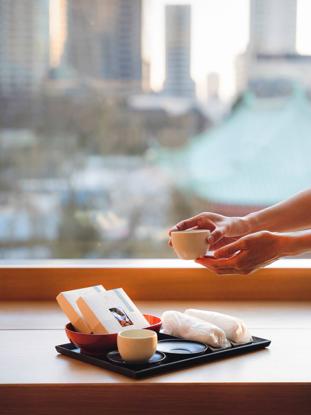 客室でウェルカムティーと菓子のおもてなしの画像