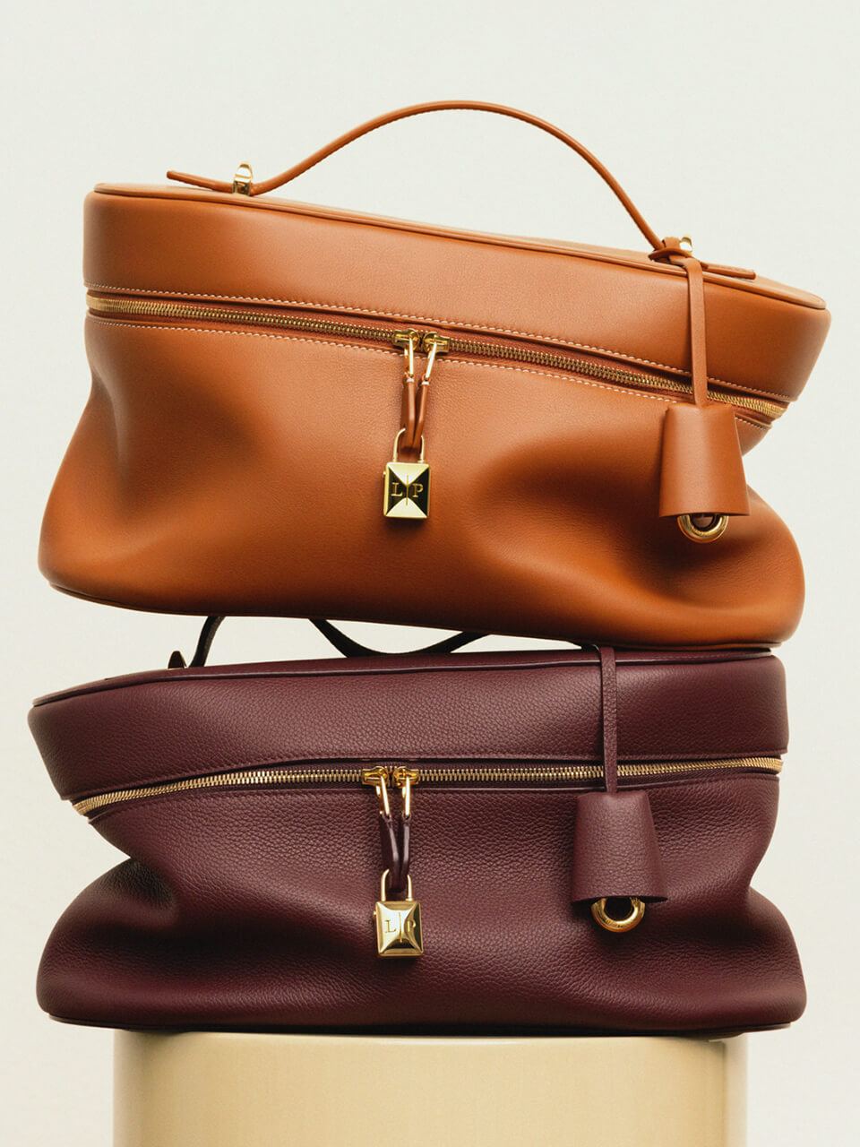 “ロロ・ピアーナ”の新作バッグ「エクストラ・ソフティ・バッグ」