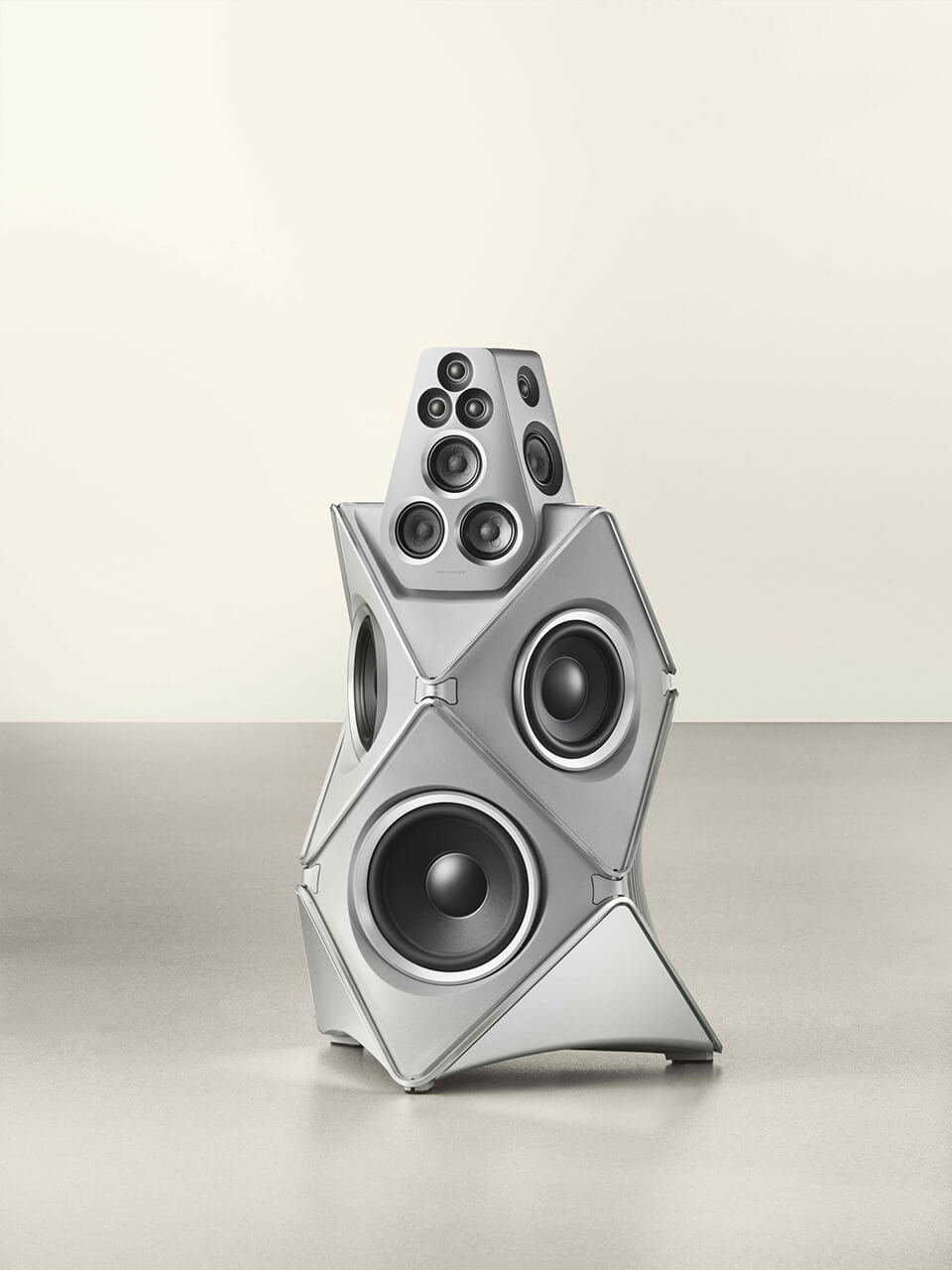 “バング＆オルフセン”の「Beolab 90 Titan Edition」、より磨かれたデザインとサウンド