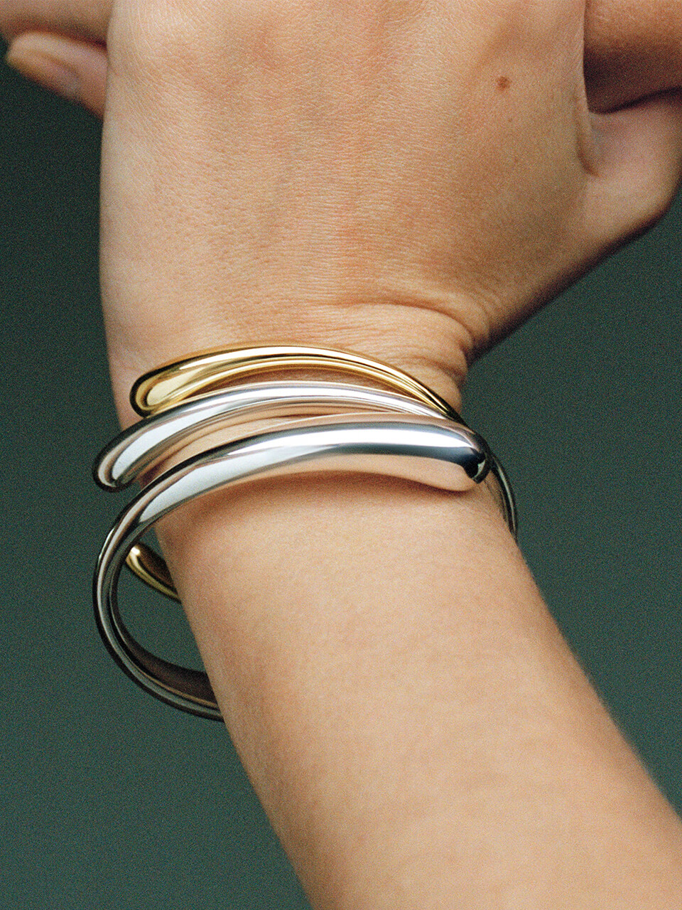 “ジョージ・ジェンセン”の新作ジュエリー、繊細でしなやかな美しさ