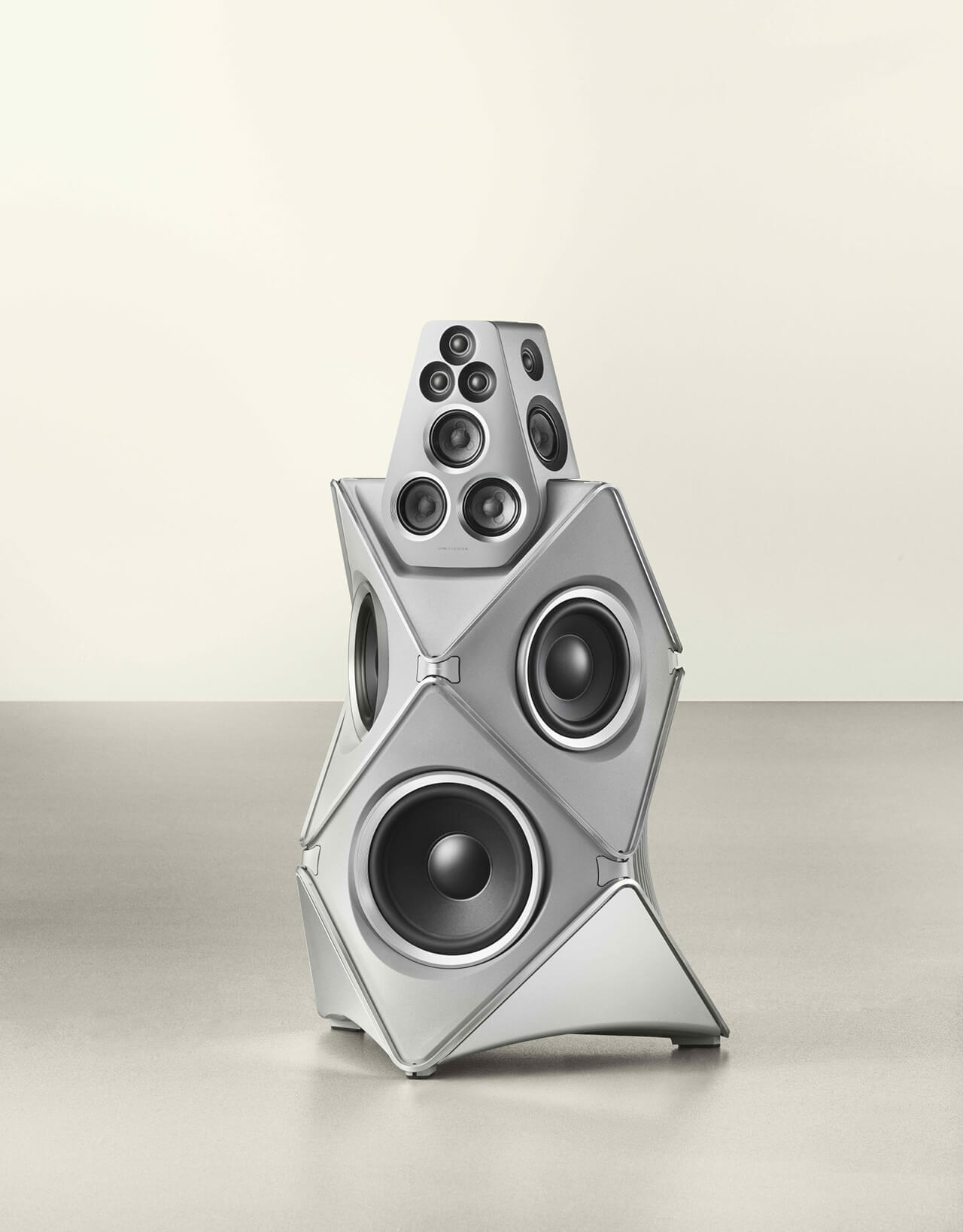 “バング＆オルフセン”の「Beolab 90 Titan Edition」、より磨かれたデザインとサウンド