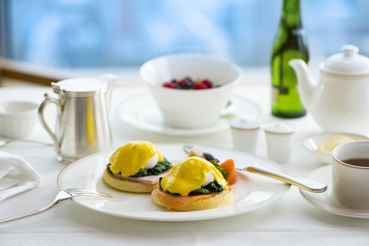 ルームサービスでエッグベネディクトをオーダーした画像