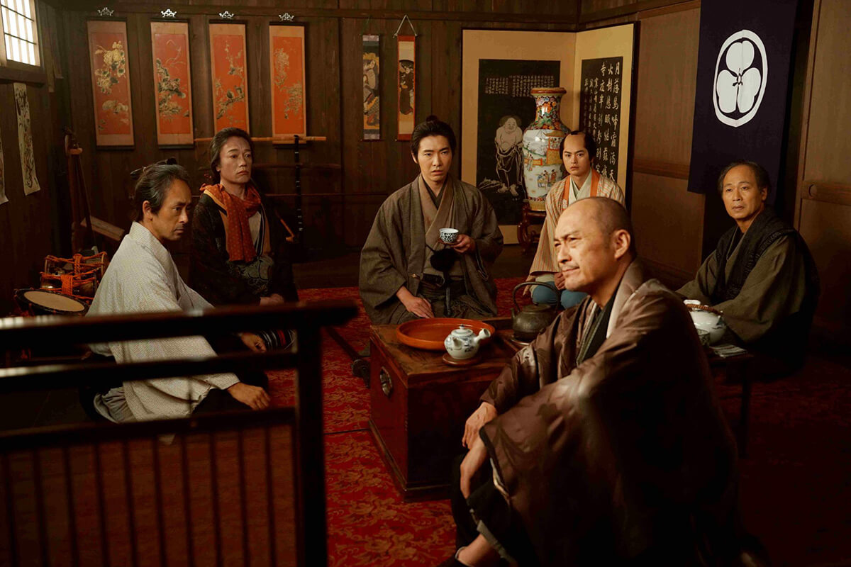 「森田座」の立作者・篠田金治(渡辺)、木戸芸者・一八(瀬戸康史)、立師・相良与三郎(滝藤賢一)、衣裳方・芳澤ほたる(高橋和也)、小道具方・久蔵(正名僕蔵)の画像