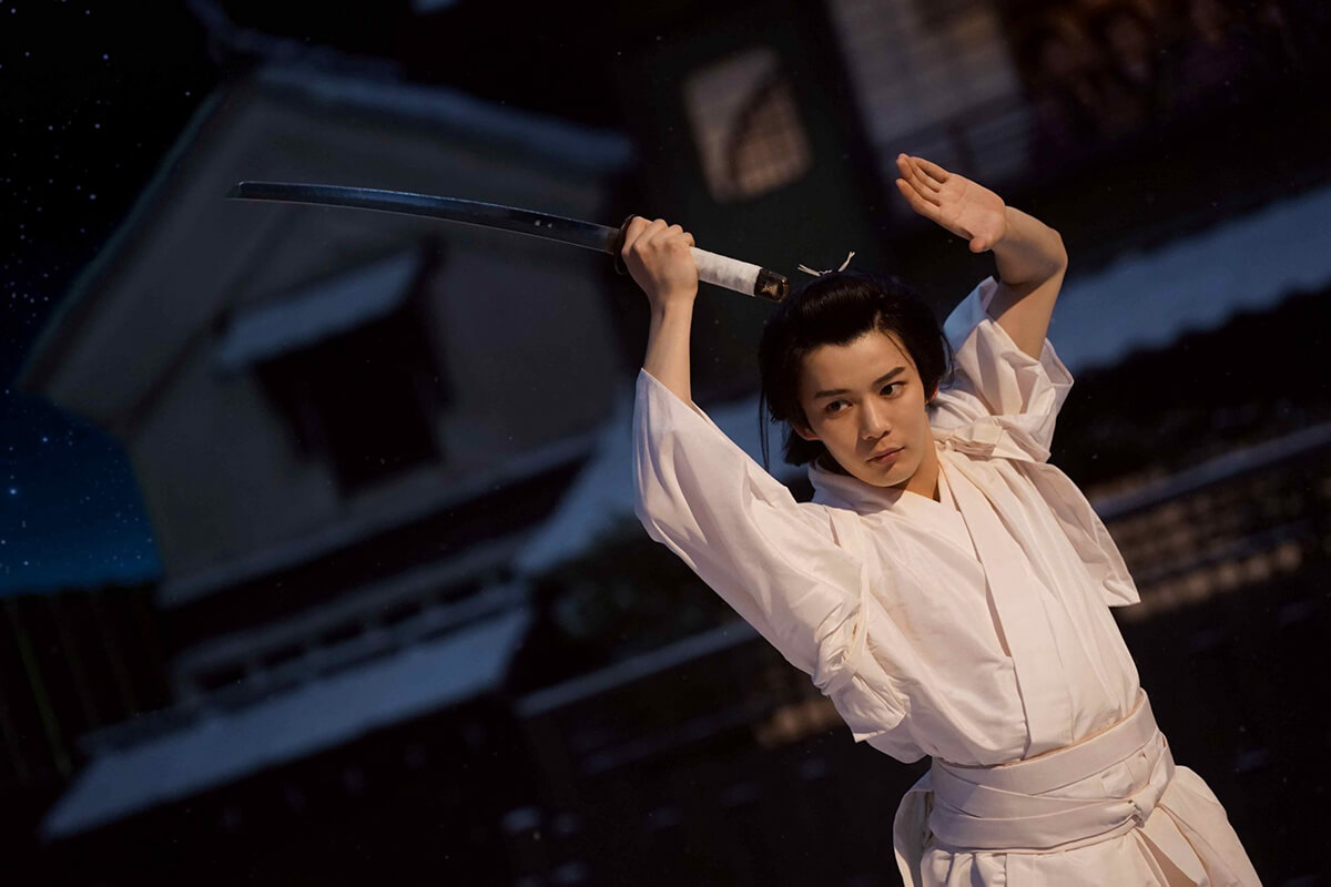 仇討ち人・伊納菊之助を演じた、なにわ男子の⻑尾謙杜の画像