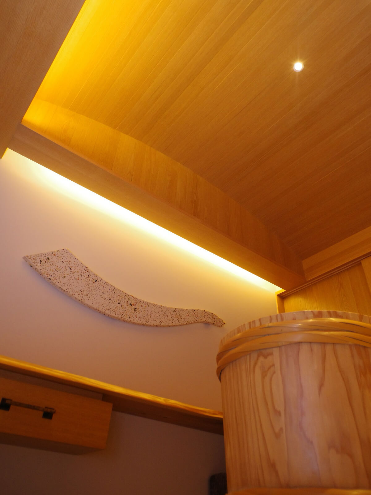 吉野杉の酒樽を使ったテーブルを配したくつろぎのスペースの画像