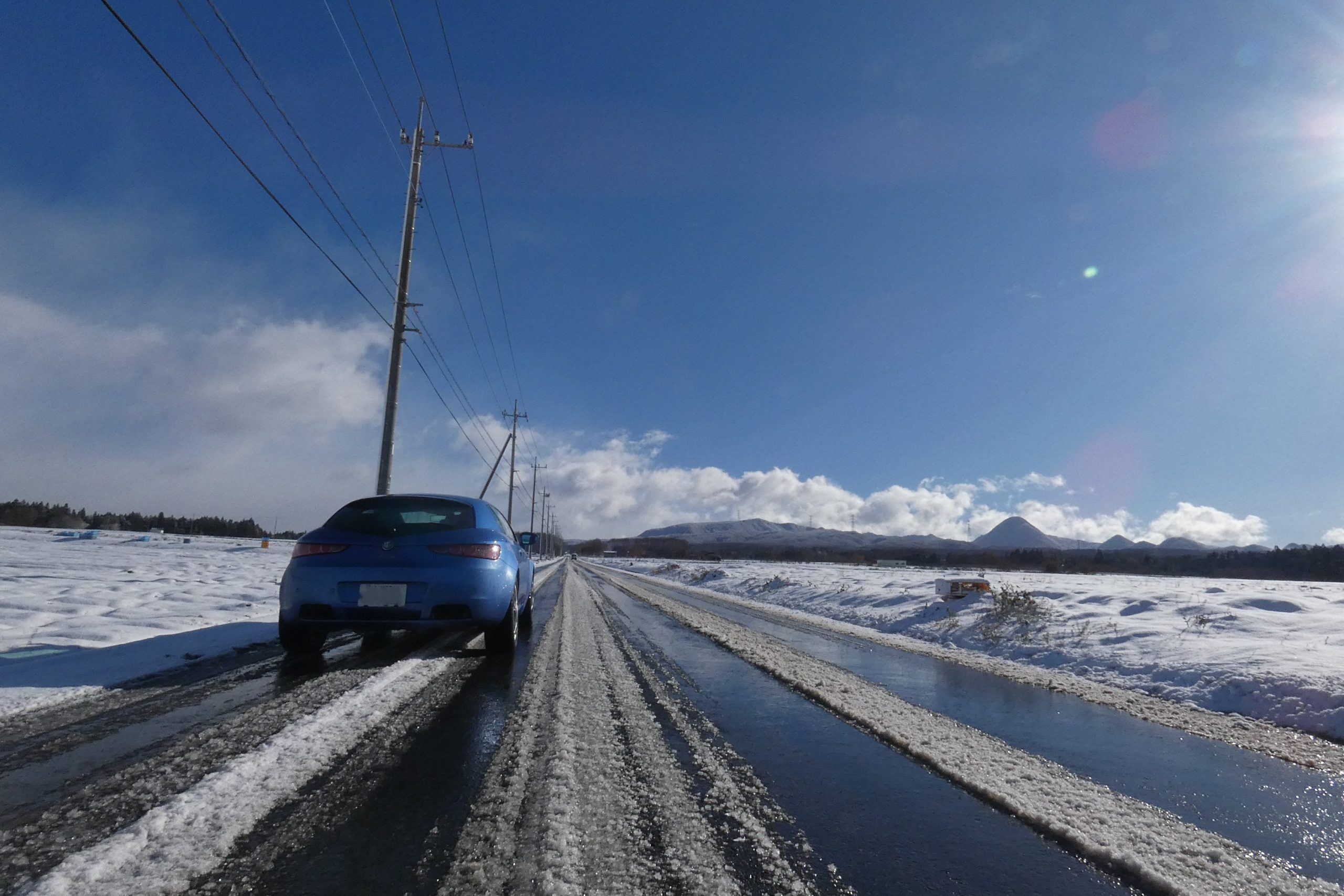ダンロップ『シンクロウェザー』を装着して溶けかけたシャーベット状の雪道を走る画像