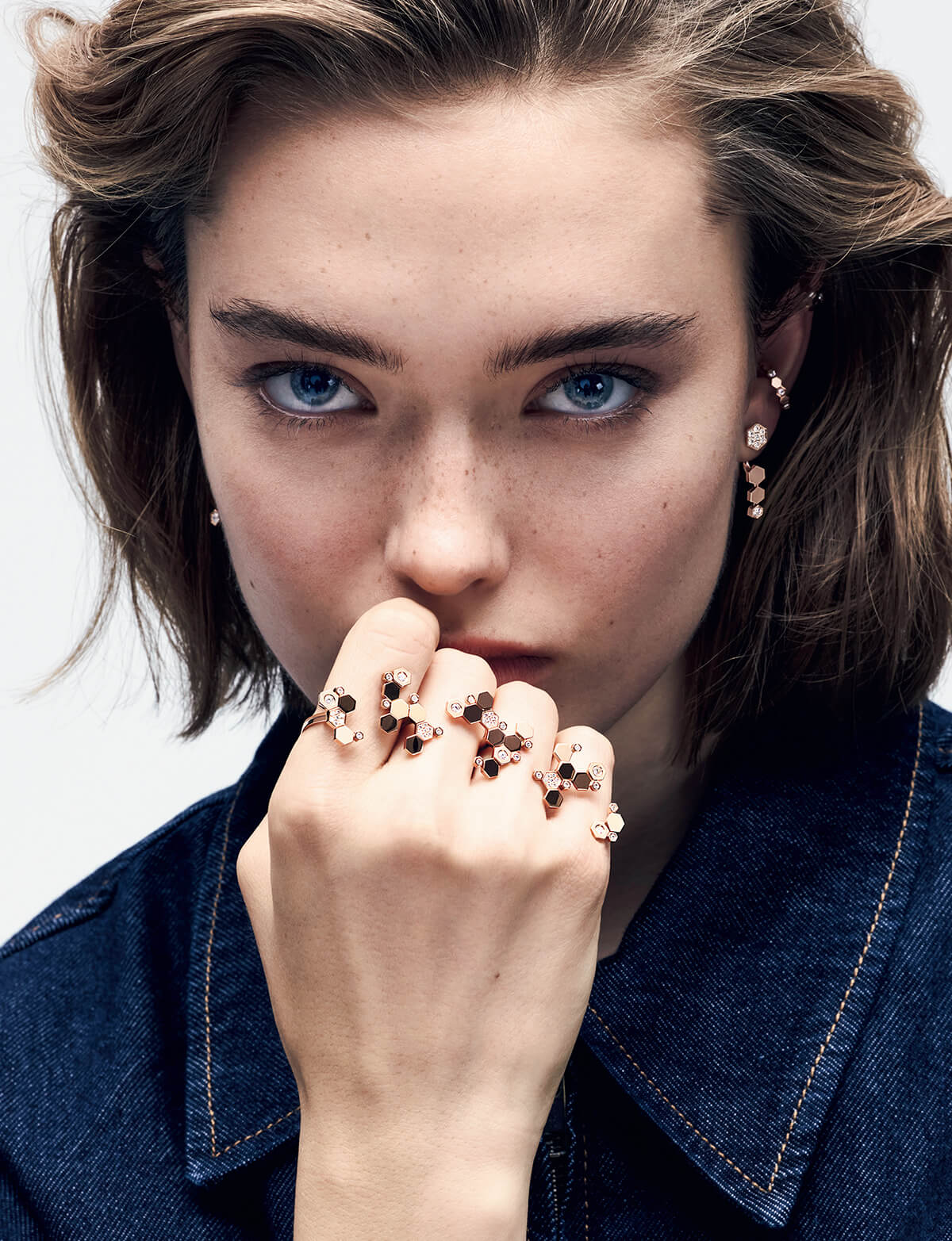 ジュエリー『ビー ドゥ ショーメ』を身につけたモデルの画像