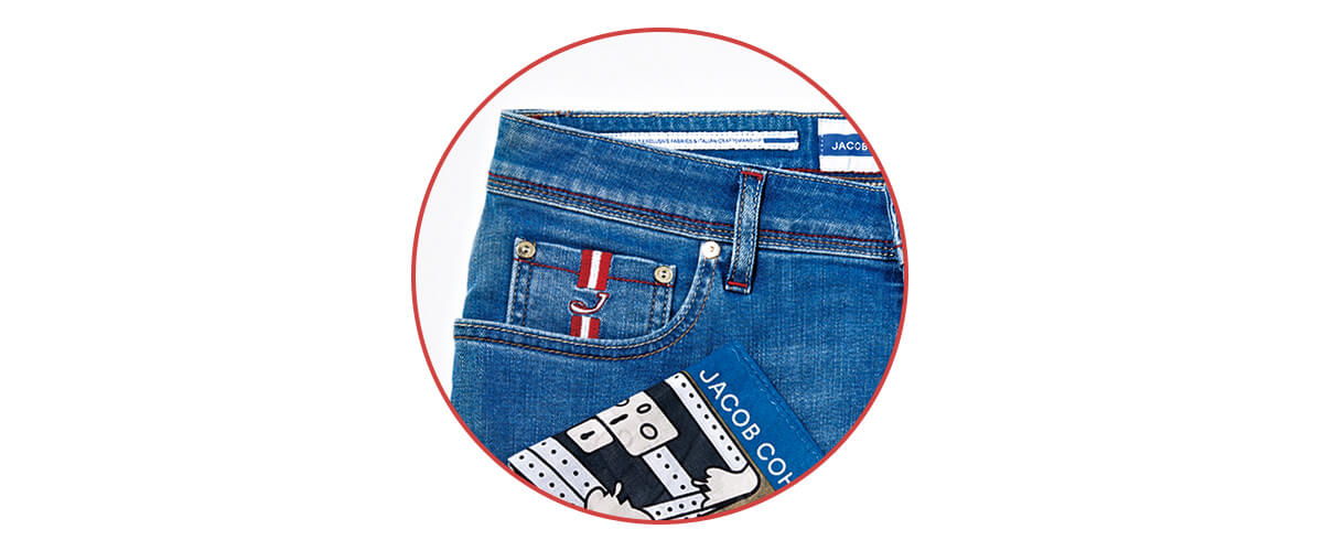 デニムパンツ付属のバンダナをバックポケットからのぞかせている画像